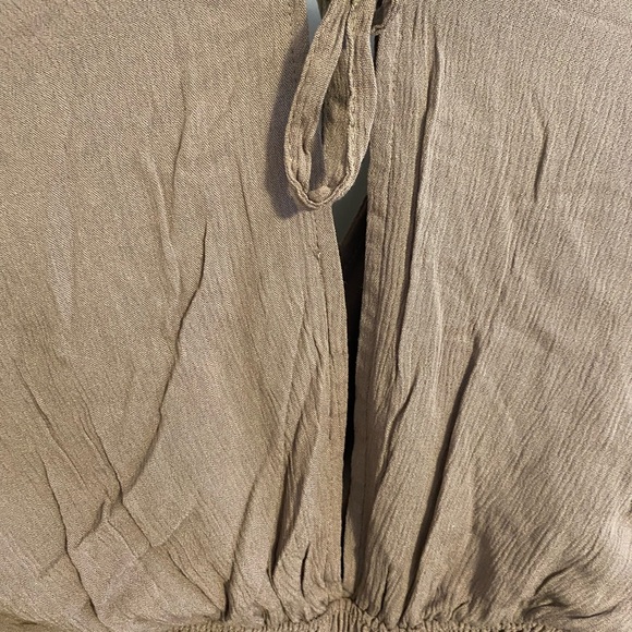 NWT Very Sweet Beige Ruffled V-Neck Romper With Open Back And Tie - Picture 5 of 6